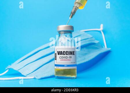 Izmir, Türkei - Januar 17 2021: Coronavirus-Impfstoff-Konzept und Hintergrund. Neuer Impfstoff pfizer und biontech isoliert auf blauem Hintergrund. Covid-19 Stockfoto