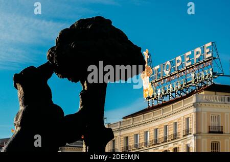 Symbol der Madrid - Statue des Bären und Erdbeerbaum, Puerta del Sol, Spanien Stockfoto