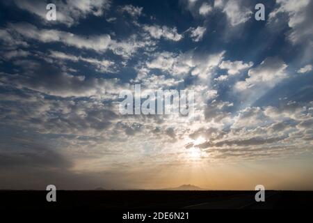 Wunderschöner Sonnenuntergang und Sonnenaufgangshimmel im Iran Stockfoto