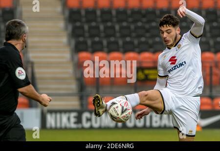 London, Großbritannien. November 2020. Regan Poole von Milton Keynes Dons kontrollieren den Ball während des FA Cup 2nd Round Matches zwischen Barnett und Milton Keynes Dons am 29. November 2020 im Hive, London, England. Foto von Phil Hutchinson. Nur redaktionelle Verwendung, Lizenz für kommerzielle Nutzung erforderlich. Keine Verwendung bei Wetten, Spielen oder Veröffentlichungen einzelner Vereine/Vereine/Spieler. Kredit: UK Sports Pics Ltd/Alamy Live Nachrichten Stockfoto