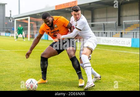 London, Großbritannien. November 2020. Jerome Binnom-Williams von Barnett FC schützt den Ball vor Regan Poole von Milton Keynes Dons während des FA Cup 2nd Round Matches zwischen Barnett und Milton Keynes Dons am Hive, London, England am 29. November 2020. Foto von Phil Hutchinson. Nur redaktionelle Verwendung, Lizenz für kommerzielle Nutzung erforderlich. Keine Verwendung bei Wetten, Spielen oder Veröffentlichungen einzelner Vereine/Vereine/Spieler. Kredit: UK Sports Pics Ltd/Alamy Live Nachrichten Stockfoto