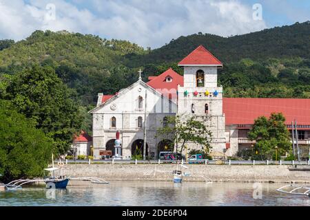 Die denkmalgeschützte Kirche, die während der spanischen Kolonialzeit in Baclaon, Bohol, Philippinen, erbaut wurde Stockfoto