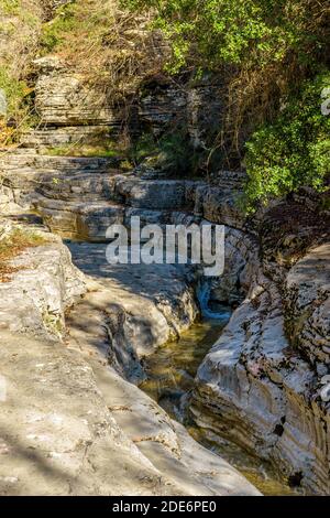 Kolymbithres von Ovires während der Herbstsaison. Die natürlichen kleinen Seen in der Nähe von Papigo Dorf in Epirus Griechenland. Stockfoto