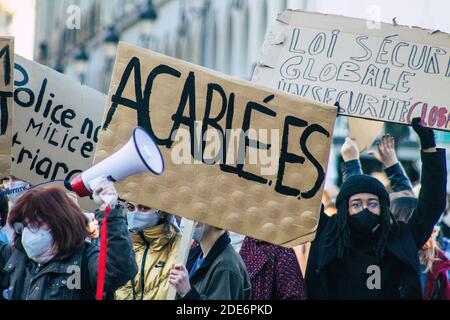 Reims France 28. November 2020 Blick auf nicht identifizierte Demonstranten, die gegen das neue Gesetz zur globalen Sicherheit protestieren und erklären, dass es eine d präsentieren werde Stockfoto