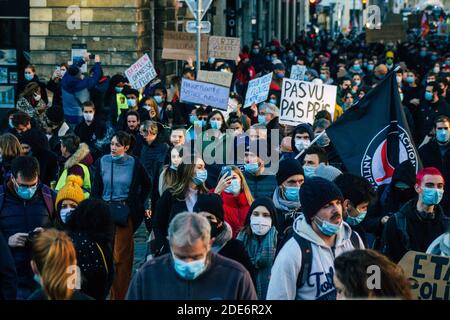 Reims France 28. November 2020 Blick auf nicht identifizierte Demonstranten, die gegen das neue Gesetz zur globalen Sicherheit protestieren und erklären, dass es eine d präsentieren werde Stockfoto