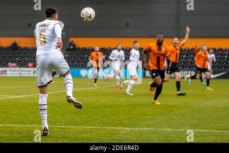 London, Großbritannien. November 2020. Regan Poole von Milton Keynes Dons kreuzt den Ball während der FA Cup 2nd Round Match zwischen Barnett und Milton Keynes Dons in der Hive, London, England am 29. November 2020. Foto von Phil Hutchinson. Nur redaktionelle Verwendung, Lizenz für kommerzielle Nutzung erforderlich. Keine Verwendung bei Wetten, Spielen oder Veröffentlichungen einzelner Vereine/Vereine/Spieler. Kredit: UK Sports Pics Ltd/Alamy Live Nachrichten Stockfoto