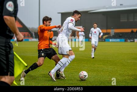 London, Großbritannien. November 2020. Regan Poole von Milton Keynes Dons auf den Ball während der FA Cup 2nd Round Spiel zwischen Barnett und Milton Keynes Dons in der Hive, London, England am 29. November 2020. Foto von Phil Hutchinson. Nur redaktionelle Verwendung, Lizenz für kommerzielle Nutzung erforderlich. Keine Verwendung bei Wetten, Spielen oder Veröffentlichungen einzelner Vereine/Vereine/Spieler. Kredit: UK Sports Pics Ltd/Alamy Live Nachrichten Stockfoto