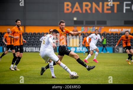 London, Großbritannien. November 2020. Regan Poole von Milton Keynes Dons bereitet sich darauf vor, als Ben Nugent von Barnett FC beim FA Cup 2nd Round Match zwischen Barnett und Milton Keynes Dons am 29. November 2020 in der Hive, London, England, zu kreuzen. Foto von Phil Hutchinson. Nur redaktionelle Verwendung, Lizenz für kommerzielle Nutzung erforderlich. Keine Verwendung bei Wetten, Spielen oder Veröffentlichungen einzelner Vereine/Vereine/Spieler. Kredit: UK Sports Pics Ltd/Alamy Live Nachrichten Stockfoto