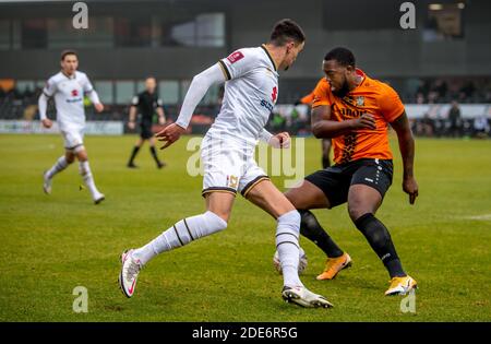 London, Großbritannien. November 2020. Regan Poole von Milton Keynes Dons Jerome Binnom-Williams von Barnett FC Uhren während der FA Cup 2nd Round Match zwischen Barnett und Milton Keynes Dons auf der Hive, London, England am 29. November 2020. Foto von Phil Hutchinson. Nur redaktionelle Verwendung, Lizenz für kommerzielle Nutzung erforderlich. Keine Verwendung bei Wetten, Spielen oder Veröffentlichungen einzelner Vereine/Vereine/Spieler. Kredit: UK Sports Pics Ltd/Alamy Live Nachrichten Stockfoto