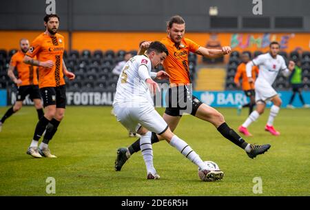 London, Großbritannien. November 2020. Regan Poole von Milton Keynes Dons bereitet sich darauf vor, als Ben Nugent von Barnett FC beim FA Cup 2nd Round Match zwischen Barnett und Milton Keynes Dons am 29. November 2020 in der Hive, London, England, zu kreuzen. Foto von Phil Hutchinson. Nur redaktionelle Verwendung, Lizenz für kommerzielle Nutzung erforderlich. Keine Verwendung bei Wetten, Spielen oder Veröffentlichungen einzelner Vereine/Vereine/Spieler. Kredit: UK Sports Pics Ltd/Alamy Live Nachrichten Stockfoto