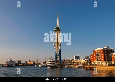 England, Hampshire, Portsmouth, Harbourfront und Spinnaker Tower Stockfoto