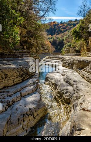 Kolymbithres von Ovires während der Herbstsaison. Die natürlichen kleinen Seen in der Nähe von Papigo Dorf in Epirus Griechenland. Stockfoto