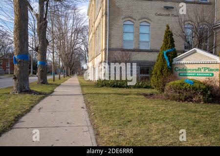 Blaue Bänder am Cedarcroft Place, Altersheim, Stratford, Ontario, Kanada. Stockfoto