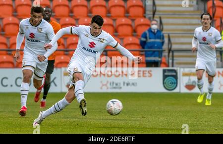 London, Großbritannien. November 2020. Regan Poole von Milton Keynes Dons mit dem Ball während des FA Cup 2nd Round Matches zwischen Barnett und Milton Keynes Dons im Hive, London, England am 29. November 2020. Foto von Phil Hutchinson. Nur redaktionelle Verwendung, Lizenz für kommerzielle Nutzung erforderlich. Keine Verwendung bei Wetten, Spielen oder Veröffentlichungen einzelner Vereine/Vereine/Spieler. Kredit: UK Sports Pics Ltd/Alamy Live Nachrichten Stockfoto