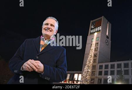 Stuttgart, Deutschland. November 2020. Frank Nopper, CDU-Kandidat für die Bürgermeisterwahl in Stuttgart 2020, steht zur Neuwahl des Stuttgarter Bürgermeisters vor dem Rathaus. In der ersten Wahlrunde am 8. November hatte keiner der Kandidaten mit einer Mehrheit von mehr als 50 Prozent gewonnen. Quelle: Marijan Murat/dpa/Alamy Live News Stockfoto