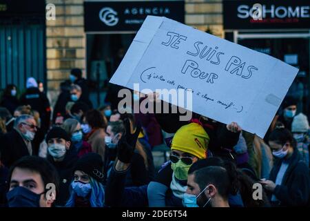 Reims France 28. November 2020 Blick auf nicht identifizierte Demonstranten, die gegen das neue Gesetz zur globalen Sicherheit protestieren und erklären, dass es eine d präsentieren werde Stockfoto