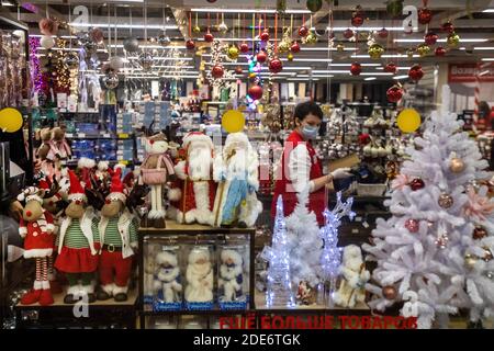Moskau, Russland. 29. November 2020 Weihnachtsbaumspielzeug zum Verkauf im Hoff-Geschäft in einem Einkaufszentrum in Moskau, Russland Stockfoto