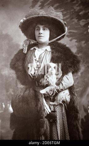 Die berühmte viktorianische und edwardianische englische Schauspielerin Julia Neilson (1868 – 1957), aufgenommen aus einer Fotopostkarte aus der Zeit. Stockfoto