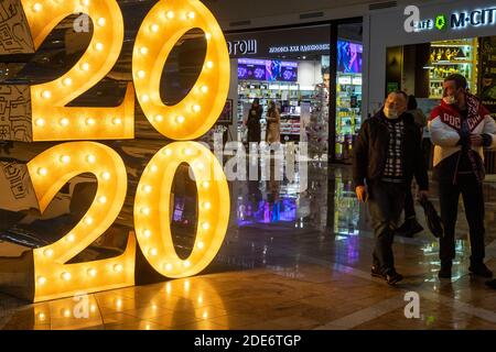 Moskau, Russland. 29. November 2020 im Zentrum des Einkaufszentrums AFIMALL City in Moskau, Russland, wird eine Installation in Form von Zahlen des Jahres '2020' installiert Stockfoto