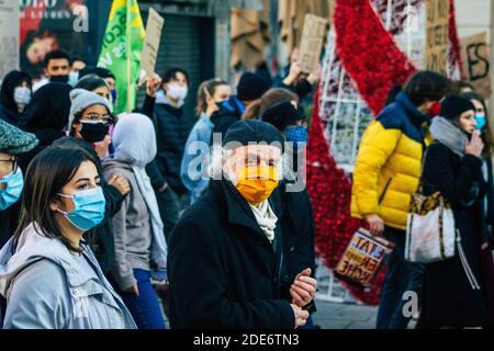 Reims France 28. November 2020 Blick auf nicht identifizierte Demonstranten, die gegen das neue Gesetz zur globalen Sicherheit protestieren und erklären, dass es eine d präsentieren werde Stockfoto