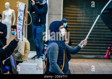 Reims France 28. November 2020 Blick auf nicht identifizierte Demonstranten, die gegen das neue Gesetz zur globalen Sicherheit protestieren und erklären, dass es eine d präsentieren werde Stockfoto