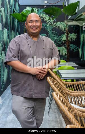 Filipino-Chef Tatung Sarthou in seinem Restaurant in Queon City, Philippinen Stockfoto