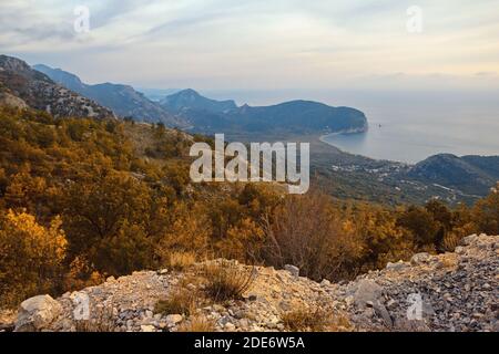 Schöne mediterrane Herbstlandschaft. Montenegro, Küste der Adria in der Nähe der Stadt Budva Stockfoto