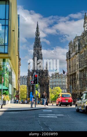 Das Scott Monument überragt die Skyline der Pricess Street, Edinburgh, Schottland. Stockfoto
