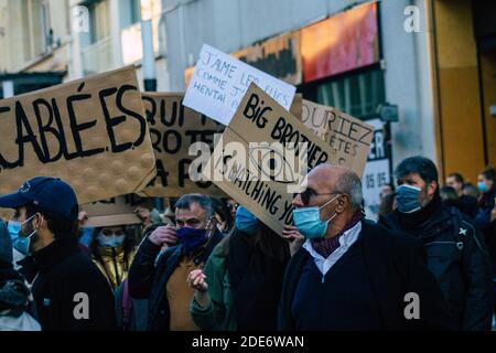 Reims France 28. November 2020 Blick auf nicht identifizierte Demonstranten, die gegen das neue Gesetz zur globalen Sicherheit protestieren und erklären, dass es eine d präsentieren werde Stockfoto