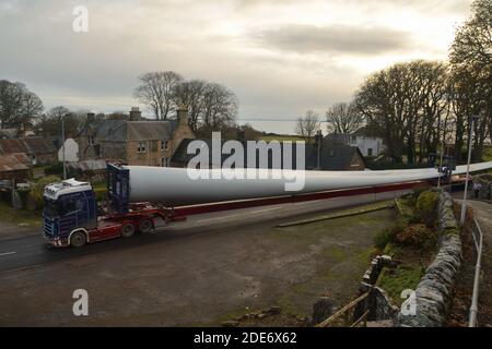 Ein extra langes Fahrzeug, das eine Stahlturbinenschaufel für ein windfarn-Bauprojekt in den schottischen Highlands transportiert. Stockfoto