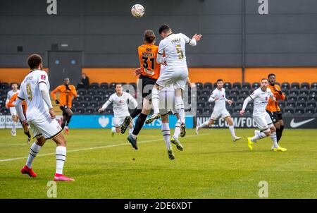 London, Großbritannien. November 2020. Ben Nugent von Barnett FC und Regan Poole von Milton Keynes Dons steigen für den High Ball während der FA Cup 2. Runde Spiel zwischen Barnett und Milton Keynes Dons in der Hive, London, England am 29. November 2020. Foto von Phil Hutchinson. Nur redaktionelle Verwendung, Lizenz für kommerzielle Nutzung erforderlich. Keine Verwendung bei Wetten, Spielen oder Veröffentlichungen einzelner Vereine/Vereine/Spieler. Kredit: UK Sports Pics Ltd/Alamy Live Nachrichten Stockfoto