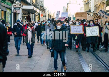 Reims France 28. November 2020 Blick auf nicht identifizierte Demonstranten, die gegen das neue Gesetz zur globalen Sicherheit protestieren und erklären, dass es eine d präsentieren werde Stockfoto