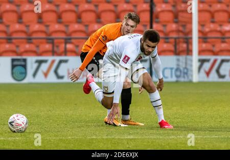 London, Großbritannien. November 2020. Carlton Morris von Milton Keynes Dons beobachtet den Ball während des FA Cup 2nd Round Matches zwischen Barnett und Milton Keynes Dons am 29. November 2020 im Hive, London, England. Foto von Phil Hutchinson. Nur redaktionelle Verwendung, Lizenz für kommerzielle Nutzung erforderlich. Keine Verwendung bei Wetten, Spielen oder Veröffentlichungen einzelner Vereine/Vereine/Spieler. Kredit: UK Sports Pics Ltd/Alamy Live Nachrichten Stockfoto