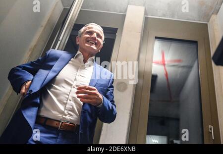 Stuttgart, Deutschland. November 2020. Frank Nopper, CDU-Kandidat für die Stuttgarter Bürgermeisterwahl 2020, kommt bei der Wahl des neuen Stuttgarter Bürgermeisters zu einer Fotosession. In der ersten Abstimmung am 8. November hatte keiner der Kandidaten mit einer Mehrheit von mehr als 50 Prozent gewonnen. Quelle: Marijan Murat/dpa/Alamy Live News Stockfoto