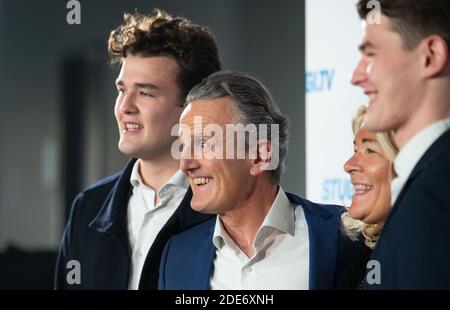 Stuttgart, Deutschland. November 2020. Frank Nopper (2. V.l.), CDU-Kandidat für die Oberbürgermeisterwahl in Stuttgart 2020, seine Frau Gudrun Weichselgartner-Nopper (2. V.r.) und ihre Söhne Carl (r.) und Franz-Ferdinand (l.) nehmen an einer Fotosession während der Wahl des neuen Oberbürgermeisters von Stuttgart Teil. In der ersten Wahlrunde am 8. November hatte keiner der Kandidaten mit einer Mehrheit von mehr als 50 Prozent gewonnen. Quelle: Marijan Murat/dpa/Alamy Live News Stockfoto