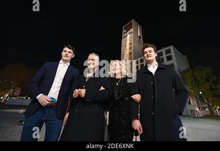 Stuttgart, Deutschland. November 2020. Frank Nopper (2. V.l.), CDU-Kandidat für die Oberbürgermeisterwahl in Stuttgart 2020, seine Frau Gudrun Weichselgartner-Nopper (2. V.r.) und ihre Söhne Carl (links) und Franz-Ferdinand (rechts) stehen bei der Wahl des neuen Oberbürgermeisters von Stuttgart vor dem Rathaus. In der ersten Wahlrunde am 8. November hatte keiner der Kandidaten mit einer Mehrheit von mehr als 50 Prozent gewonnen. Quelle: Marijan Murat/dpa/Alamy Live News Stockfoto