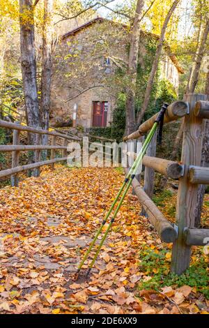 Wanderstöcke in der alten Wassermühle von Banos de Montemayor. Magischer Herbst des Ambroz-Tals, Extremadura, Spanien Stockfoto