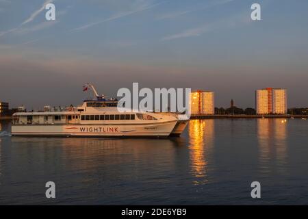 England, Hampshire, Portsmouth, Gosport Skyline und Wightlink Ferry Stockfoto