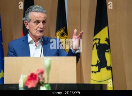 Stuttgart, Deutschland. November 2020. Frank Nopper (CDU), CDU-Kandidat und Sieger der Oberbürgermeisterwahl, spricht nach der Wahl des neuen Oberbürgermeisters von Stuttgart im Rathaus. Quelle: Sebastian Gollnow/dpa/Alamy Live News Stockfoto