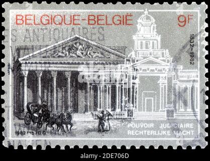 Sankt Petersburg, Russland - 27. September 2020: Briefmarke gedruckt in Belgien mit dem Bild des Justizpalastes Bruxelles, um 1982 Stockfoto