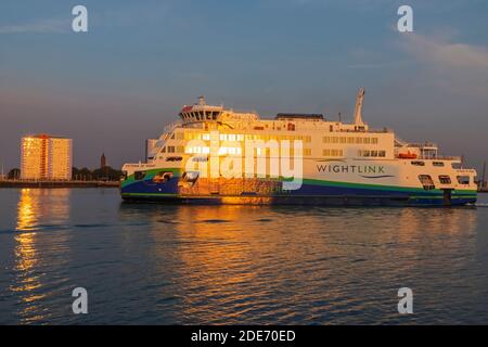 England, Hampshire, Portsmouth, Gosport Skyline und Victoria of Wight Ferry Stockfoto