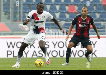 Crotone's Simy (L) und Bologna's Danilo Larangeira in Aktion während der italienischen Serie A Fußballspiel Bologna FC gegen Crotone im Renato Dall'Ara Stadion in Bologna, Italien, 29 November 2020. Foto Michele Nucci / LM Stockfoto