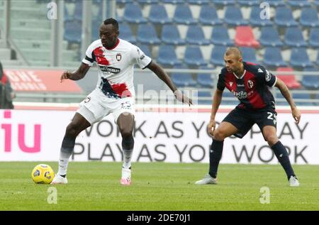 Crotone's Simy (L) und Bologna's Danilo Larangeira in Aktion während der italienischen Serie A Fußballspiel Bologna FC gegen Crotone im Renato Dall'Ara Stadion in Bologna, Italien, 29 November 2020. Foto Michele Nucci / LM Stockfoto