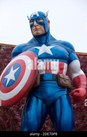 Figur von Marvel Comics Superhero Figur Captain America, erstellt von Stan Lee und Jack Kirby. In einem Vorstadtgarten ausgestellt. Weymouth, Großbritannien. Stockfoto