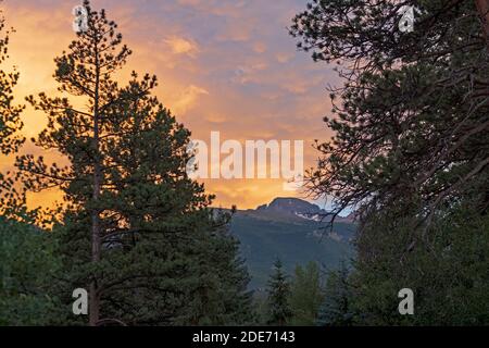 Sonnenuntergangswolken über den Bergen im Rocky Mountain National Park In Colorado Stockfoto