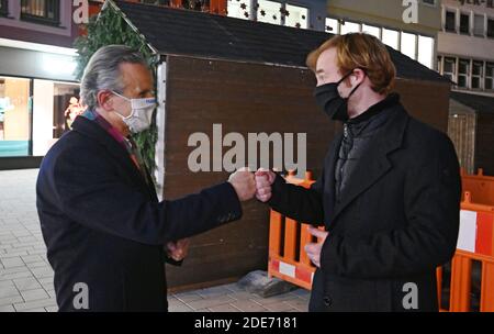 Stuttgart, Deutschland. November 2020. Frank Nopper (l), Kandidat der CDU für die Oberbürgermeisterwahl in Stuttgart 2020, und Hannes Rockenbauch, Kandidat der Fraktion SÖS/Linke, begrüßen sich nach der Neuwahl des Oberbürgermeisters vor dem Rathaus. In der ersten Wahlrunde am 8. November hatte keiner der Kandidaten mit einer Mehrheit von mehr als 50 Prozent gewonnen. Nopper gewann die Wahl. Quelle: Marijan Murat/dpa/Alamy Live News Stockfoto