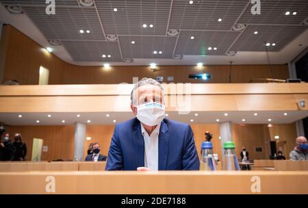 Stuttgart, Deutschland. November 2020. Frank Nopper (CDU), CDU-Kandidat und Sieger der Bürgermeisterwahl, sitzt nach der Neuwahl im großen Konferenzraum im Rathaus. Quelle: Sebastian Gollnow/dpa/Alamy Live News Stockfoto