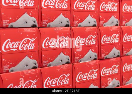 Indianapolis - circa November 2020: Coca Cola und Coca Cola Weihnachts-Eisbär zu sehen. Koksprodukte gehören zu den meistverkauften Limonaden-Pop-Drinks Stockfoto