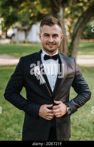 Bräutigam im Smoking im Freien bereit für die Zeremonie Stockfoto