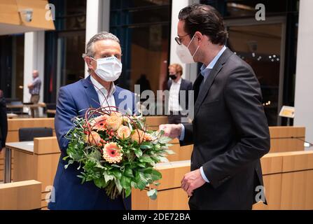 Stuttgart, Deutschland. November 2020. Frank Nopper (CDU, l), designierter Oberbürgermeister, spricht nach den Neuwahlen im Rathaus mit Fabian Mayer, dem Ersten Bürgermeister von Stuttgart und zuständig für die Abteilung Verwaltung, Kultur und Recht. Quelle: Sebastian Gollnow/dpa/Alamy Live News Stockfoto